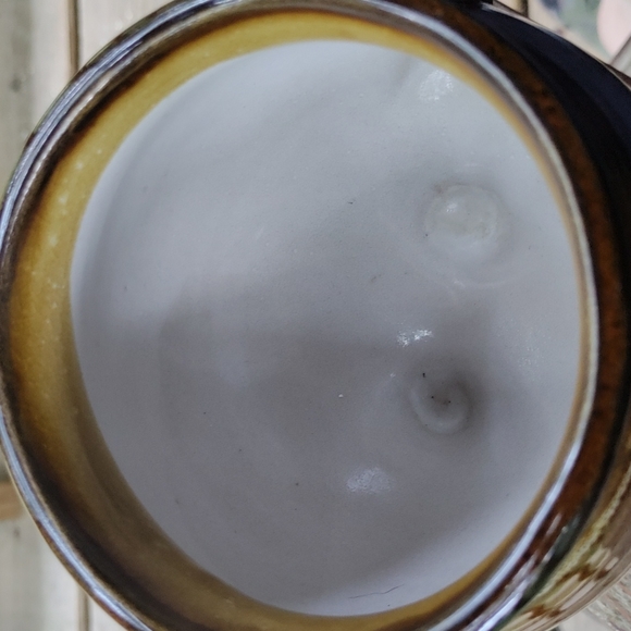 Brown glazed coffee mug with men's shoes - Picture 3 of 4